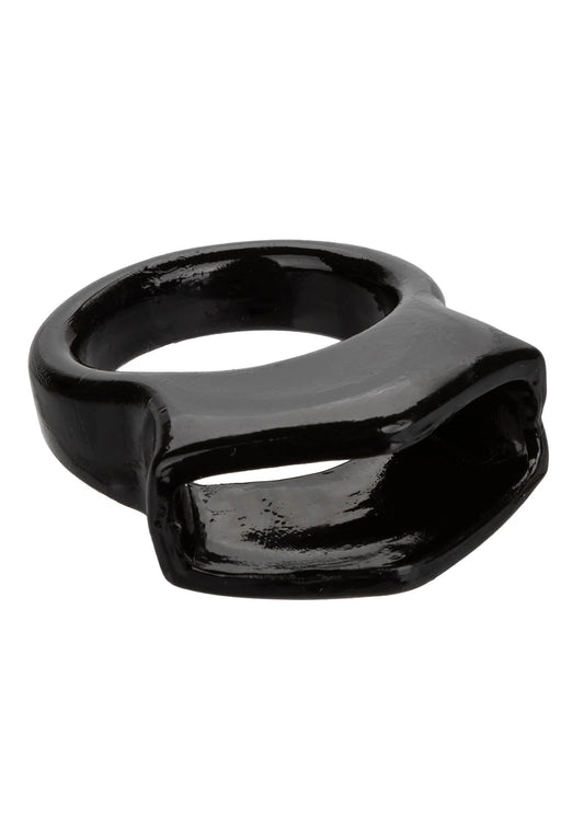 Zwarte cockring met ronde opening en brede, stevige sluiting aan de voorkant.