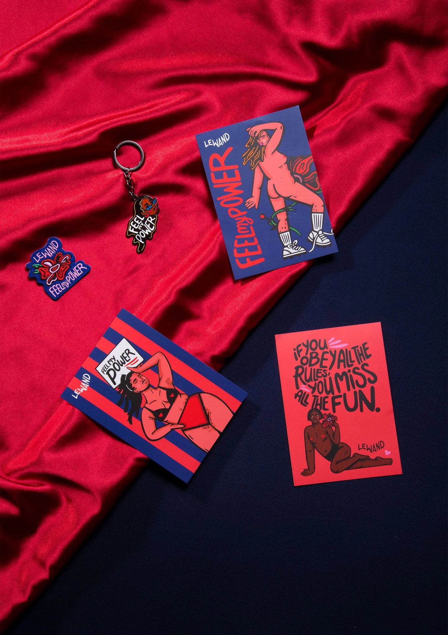 Sleutelhanger en reclamekaartjes met stripfiguur op rood en donker satijn