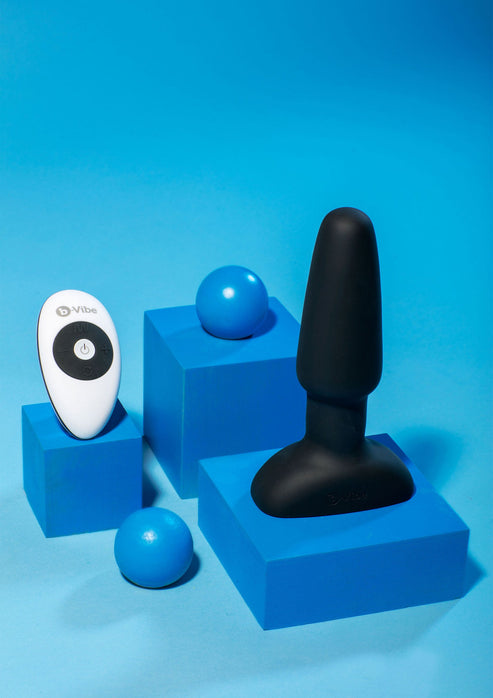 Bestel: Rimming Plug 2 with remote control by B - Vibe - bij Happytoys.nl, happytoys.be, Happytoys.ae: erotische sex webshop | liever Happy dan Easy ⭐⭐⭐⭐⭐