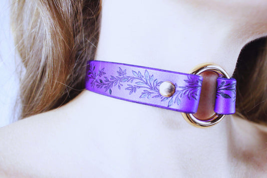 Leaf Pattern Submissive Day Collar β Purple Leather Discreet Jewelry - Happytoys Sexshop: online sex shop for Feeling Happy & Easy π - Discreet geleverd
