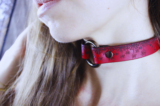 Red Spiderweb Submissive Collar – Gothic Leather Choker - Happytoys Sexshop: online sex shop for Feeling Happy & Easy 😊 - Discreet geleverd