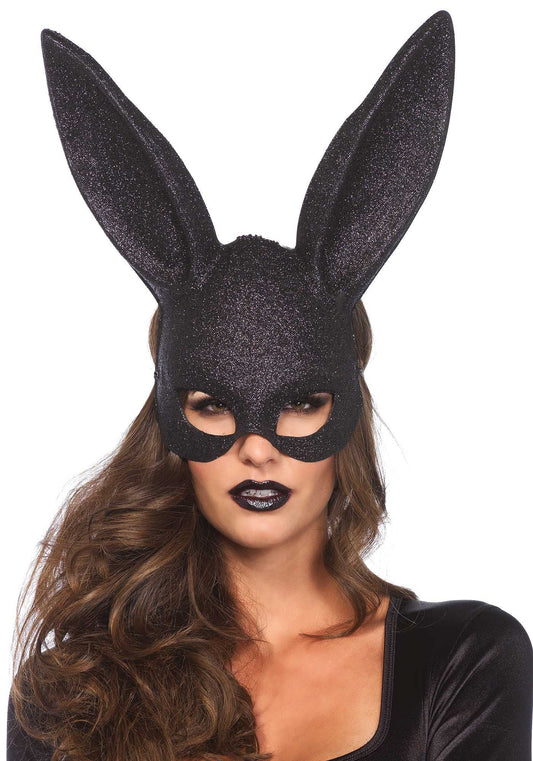 Konijnenmasker met glitter, hoge oorkanten en zwarte ooguitsparingen; zwart lipmake-up zichtbaar