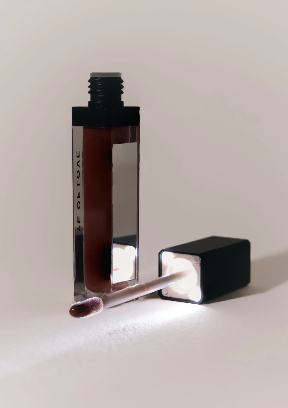 Bestel: Crimson Kiss Pheromone Lip Gloss 8ml by Eye of Love Matchmaker - bij Happytoys.nl, happytoys.be, Happytoys.ae: erotische sex webshop | liever Happy dan Easy ⭐⭐⭐⭐⭐