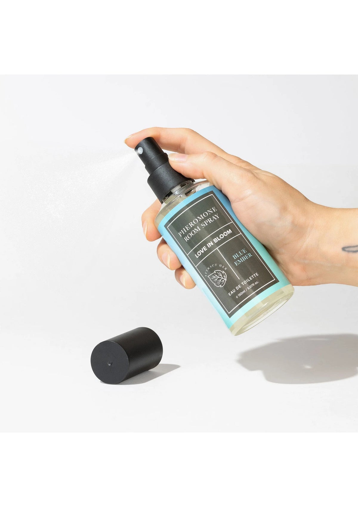 Bestel: Room Phero Attract Her 150 ml by Eye of Love Bloom - bij Happytoys.nl, happytoys.be, Happytoys.ae: erotische sex webshop | liever Happy dan Easy ⭐⭐⭐⭐⭐