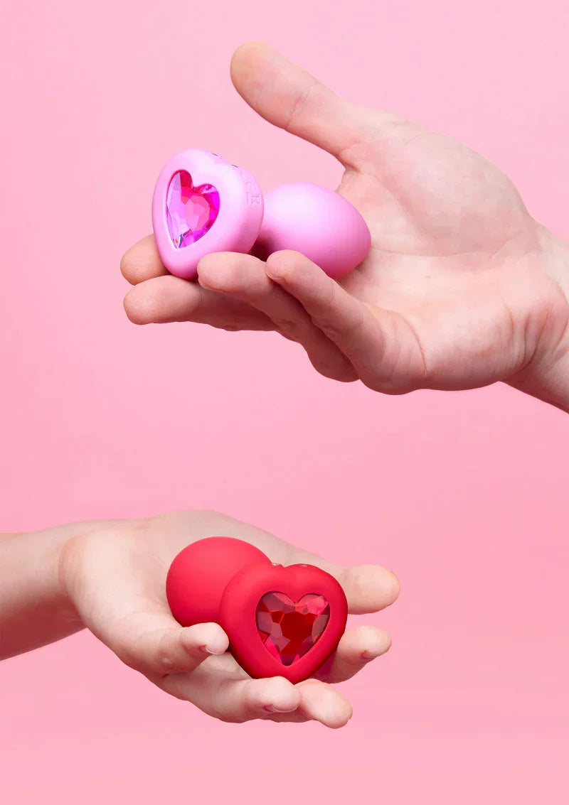Bestel: Vibrating Heart Plug M/L by B - Vibe - bij Happytoys.nl, happytoys.be, Happytoys.ae: erotische sex webshop | liever Happy dan Easy ⭐⭐⭐⭐⭐