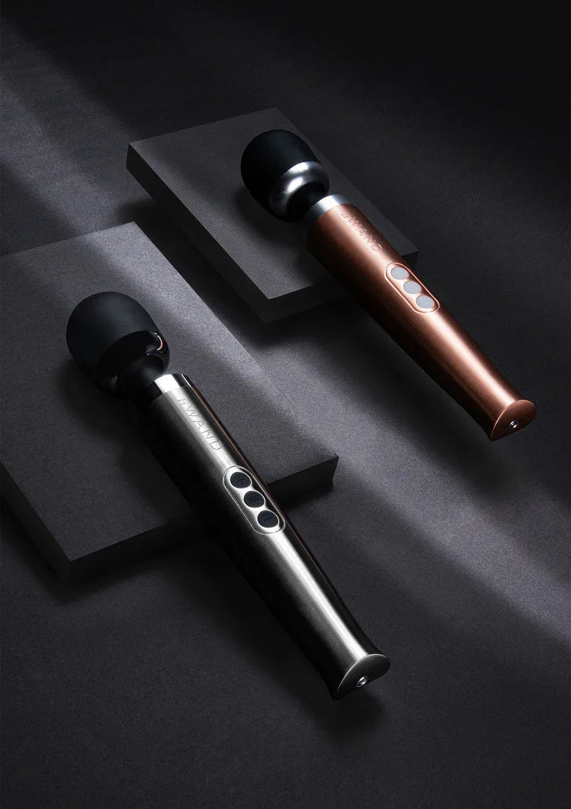 Die Cast Rechargeable Vibrating Massager (rose gold) by Le Wand - Happytoys Sexshop: online sex shop for Feeling Happy & Easy π - Discreet geleverd