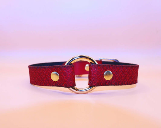 Crimson Scaled BDSM Collar with O-Ring - Submissive Bondage Accessory - Happytoys Sexshop: online sex shop for Feeling Happy & Easy π - Discreet geleverd