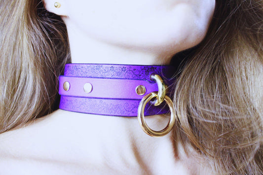 Floral Pattern Submissive Collar – Purple Leather Discreet Day Choker - Happytoys Sexshop: online sex shop for Feeling Happy & Easy 😊 - Discreet geleverd