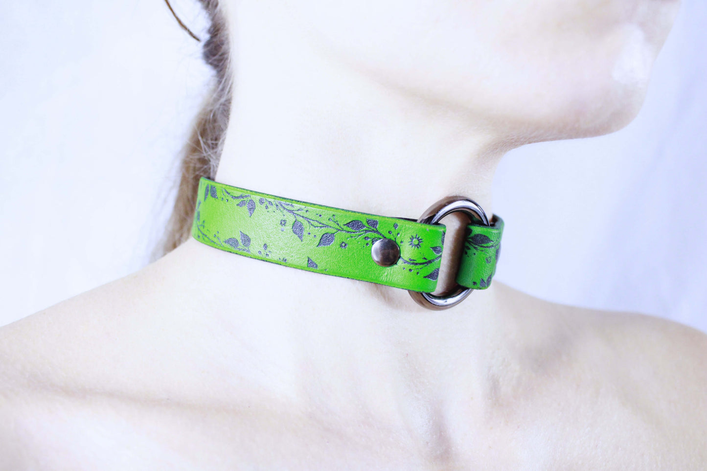 Submissive Collar β Green Leather Choker with Floral Design | Discreet Day Collar Jewelry - Happytoys Sexshop: online sex shop for Feeling Happy & Easy π - Discreet geleverd
