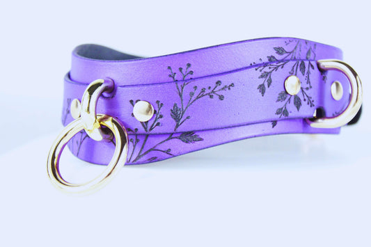 Purple Floral Submissive Collar with Gold O-Ring β Elegant BDSM Choker - Happytoys Sexshop: online sex shop for Feeling Happy & Easy π - Discreet geleverd
