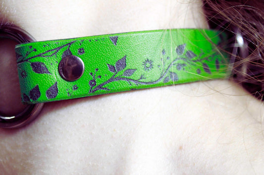Submissive Collar β Green Leather Choker with Floral Design | Discreet Day Collar Jewelry - Happytoys Sexshop: online sex shop for Feeling Happy & Easy π - Discreet geleverd