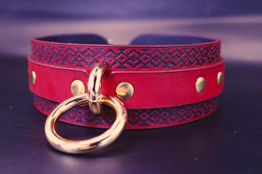 Submissive Collar Red Tribal Pattern for BDSM Dominance Play - Happytoys Sexshop: online sex shop for Feeling Happy & Easy 😊 - Discreet geleverd