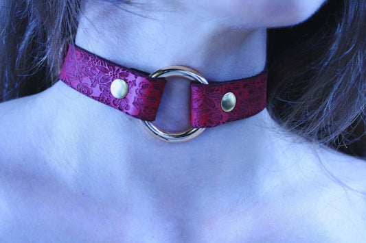 Red Floral Leather BDSM Collar with Gold O-Ring - Happytoys Sexshop: online sex shop for Feeling Happy & Easy 😊 - Discreet geleverd