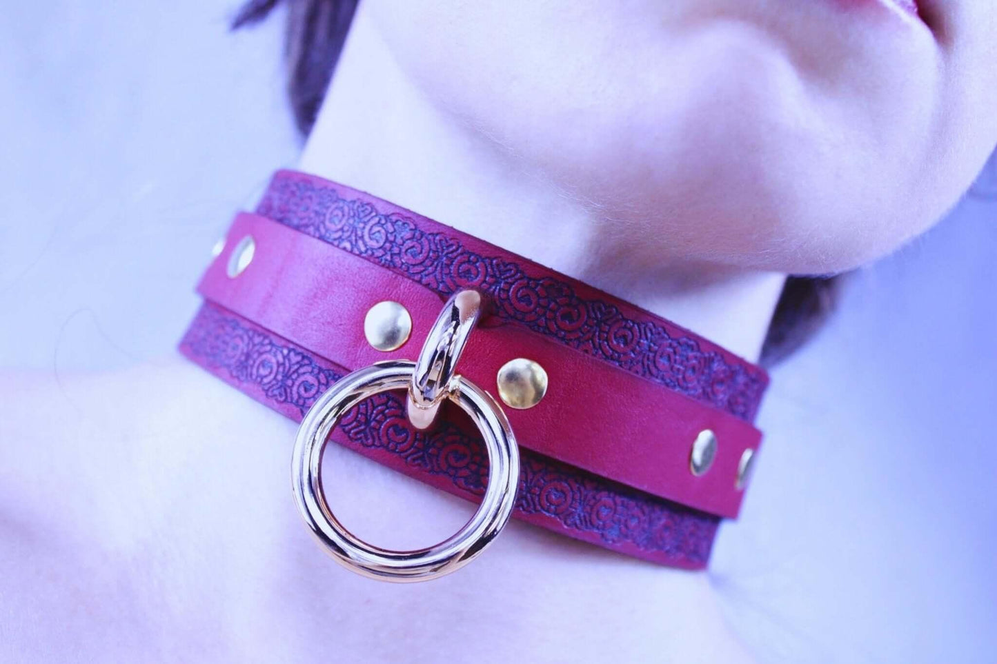 Red Wide Leather Choker Ornamental Slave Collar BDSM Bondage Gift - Happytoys Sexshop: online sex shop for Feeling Happy & Easy 😊 - Discreet geleverd