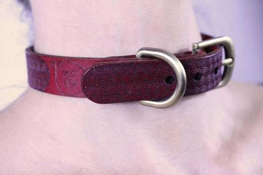 Red Bdsm Collar Patterned - Handmade BDSM Choker for Day Wear - Happytoys Sexshop: online sex shop for Feeling Happy & Easy 😊 - Discreet geleverd