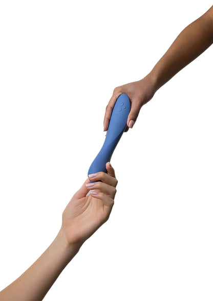 blauw gebogen seksspeeltje, handen tonen de vorm en bediening