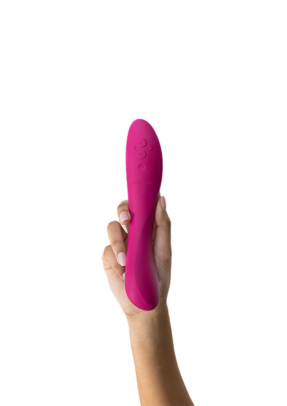 Roze We-Vibe Rave 2 vibrerende stimulator, vastgehouden in één hand