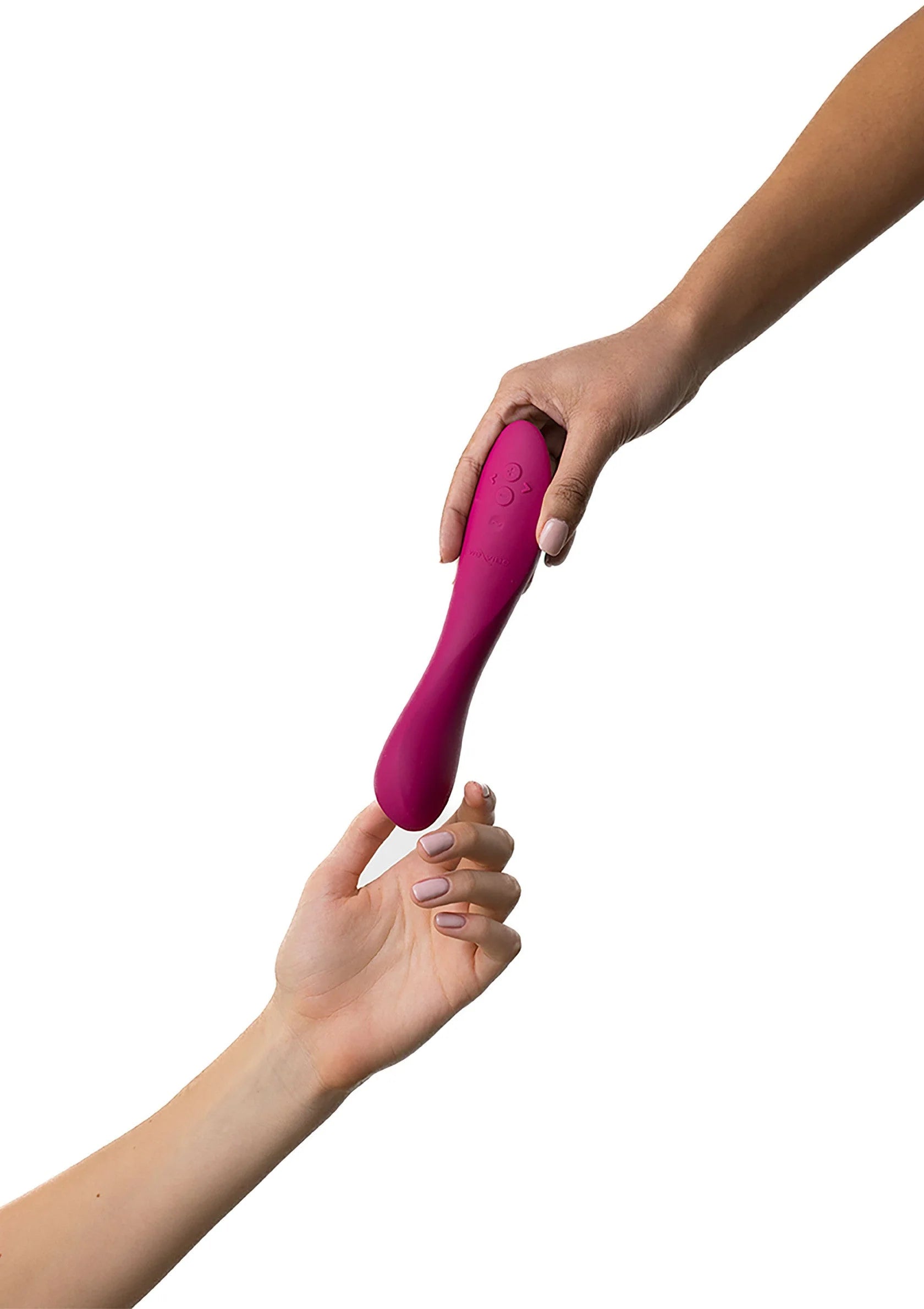 Roze vibrerende stimulator wordt vastgehouden door handen