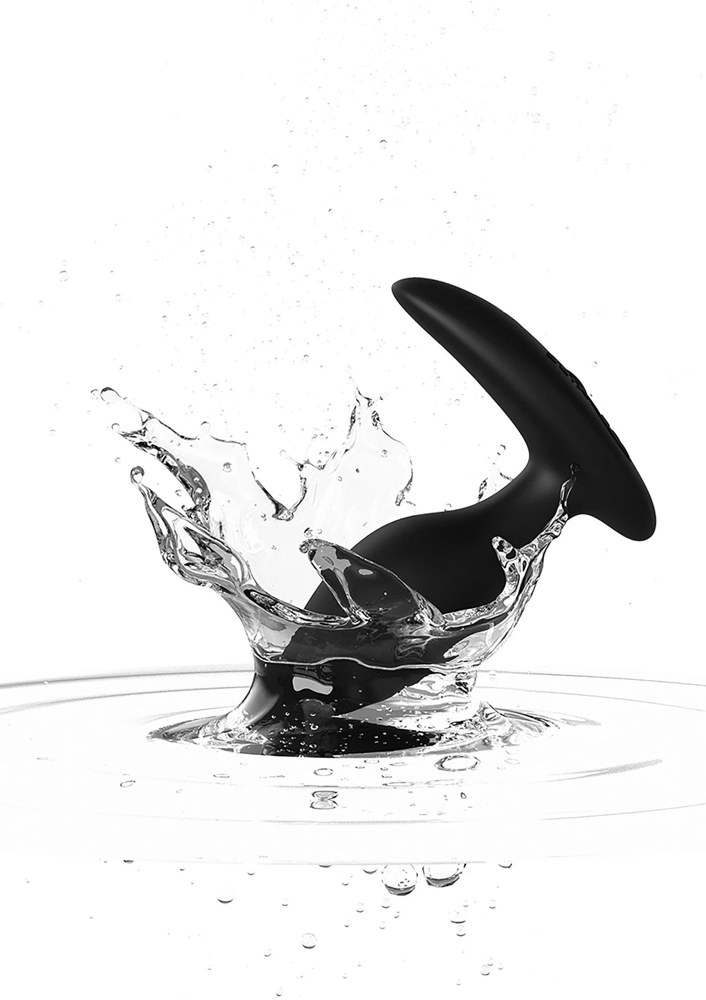 Zwarte anale plug met waterdruppels, robuust en afgerond ontwerp.