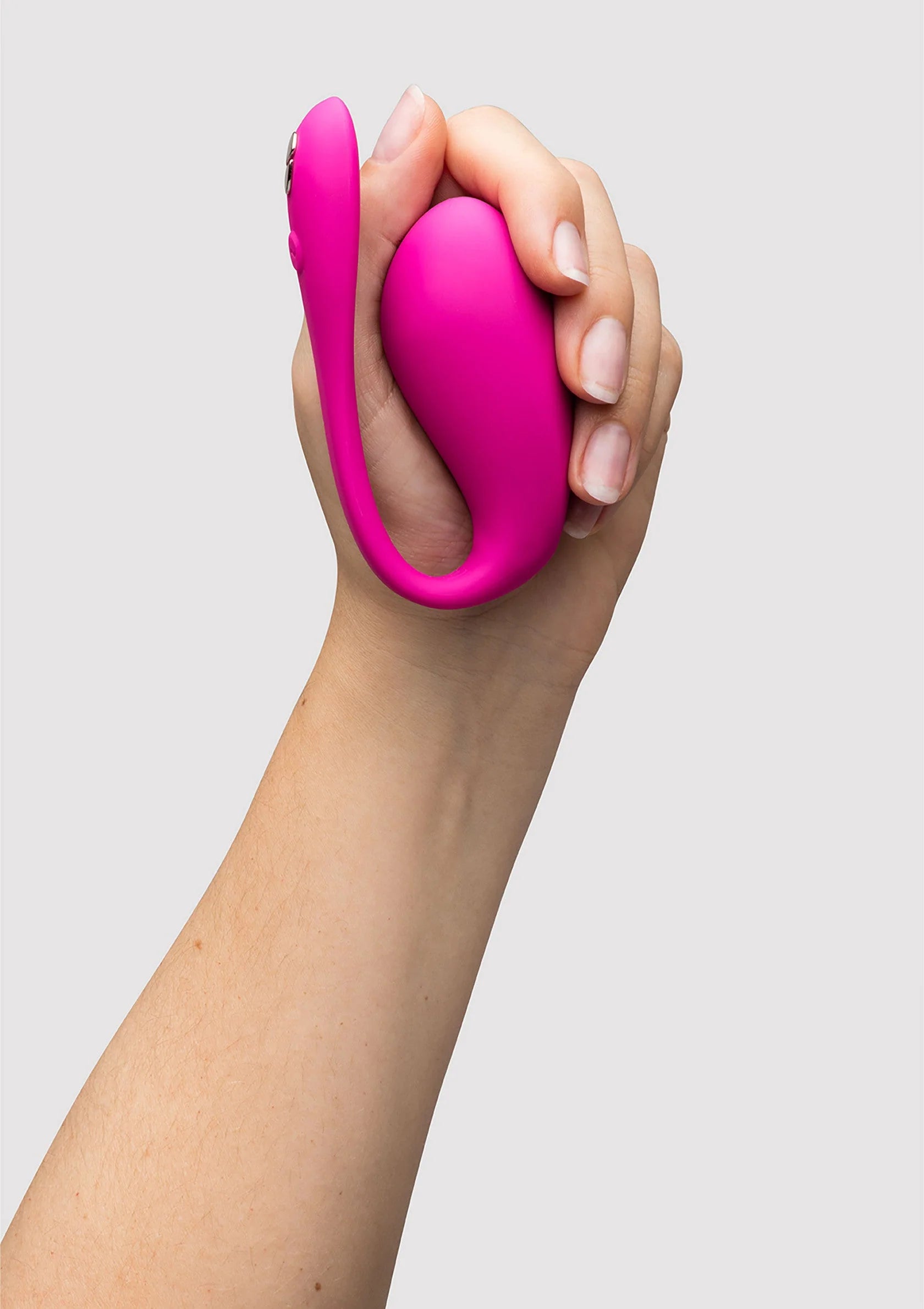 Fuchsia vibrator in hand, ronde kop met gebogen onderzijde