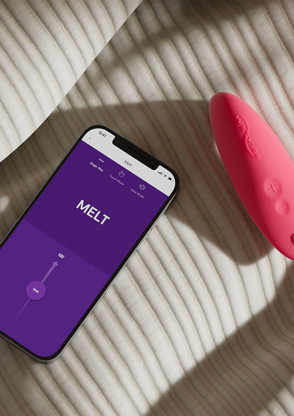 Roze gebogen vibrator met knoppen aan de zijkant