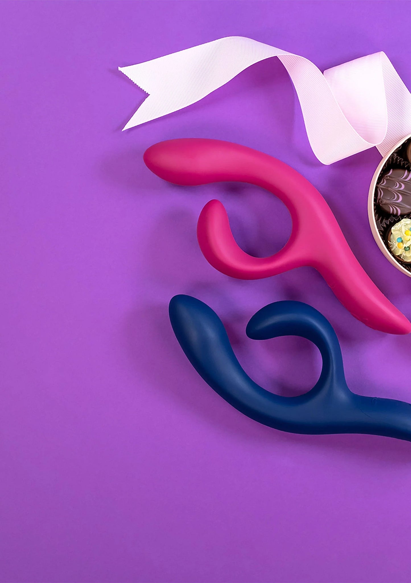 Nova 2-vibrator in magenta en donkerblauw, gebogen lusvorm met afgeronde uiteinden