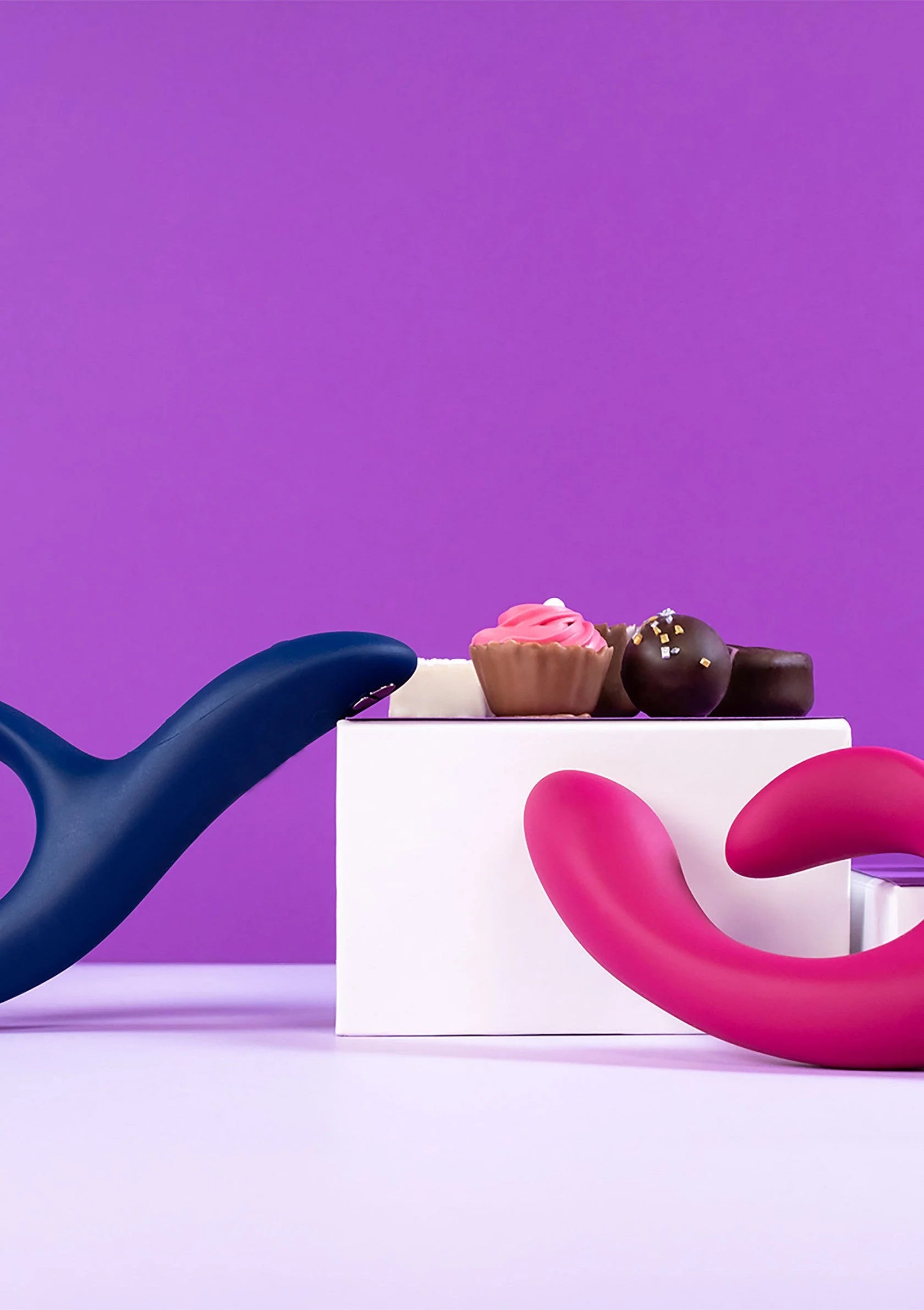 Nova 2-vibrator in magenta op open doos, naast donkerblauwe variant