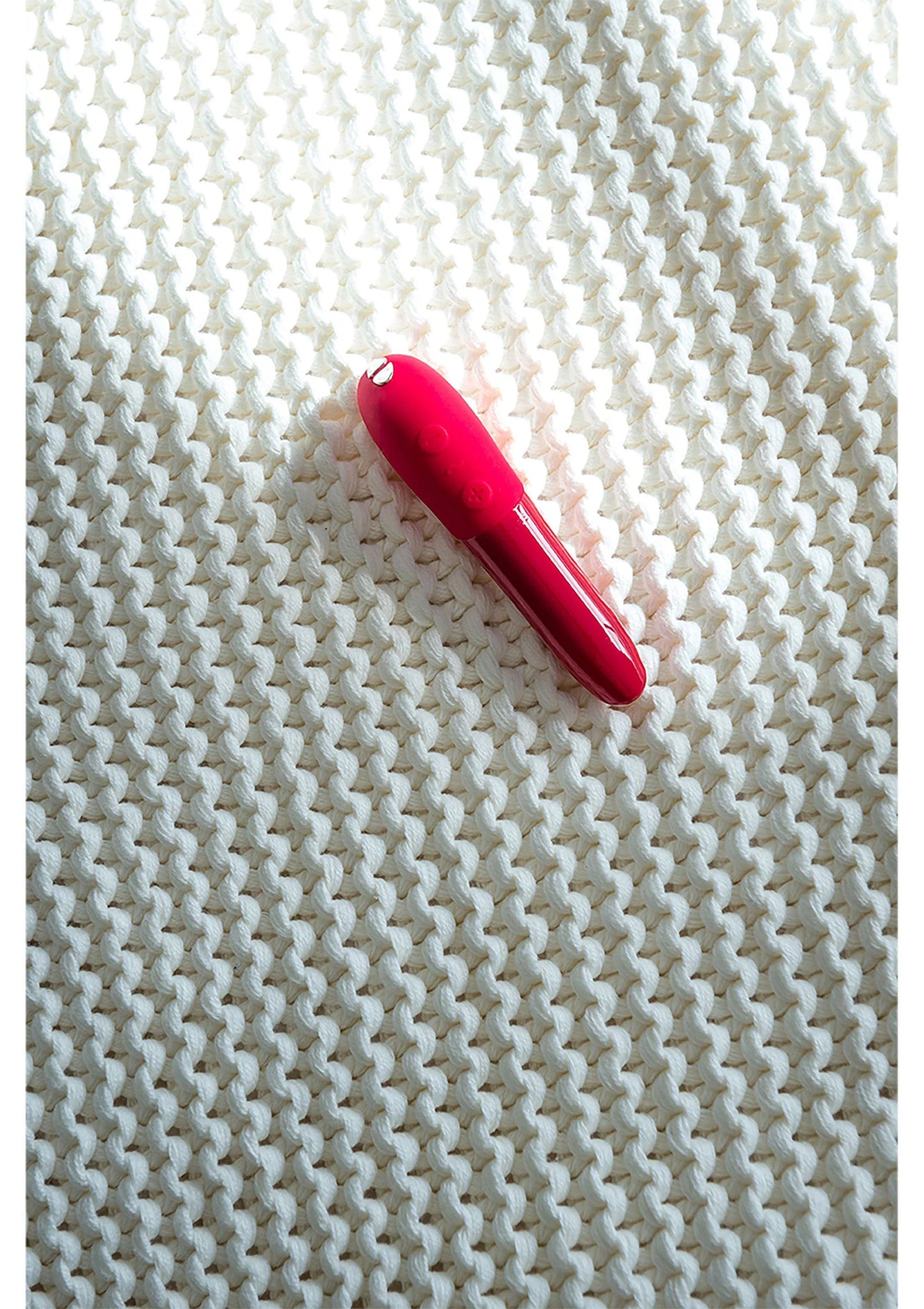 Tango X van We-Vibe vibrator, rood, langwerpige capsulevorm