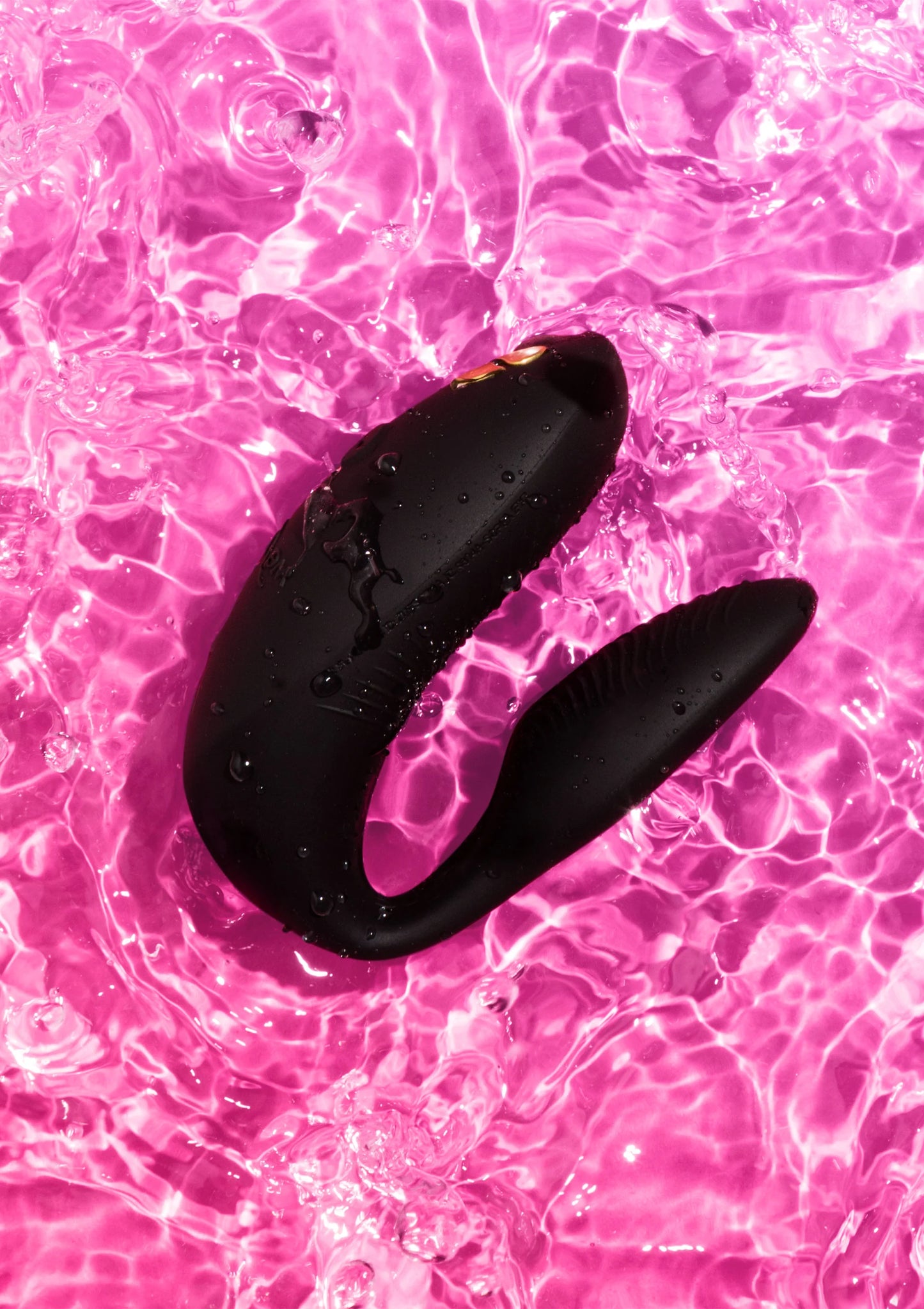 Zwarte dubbele vibratorring in roze water, ovaal en gebogen