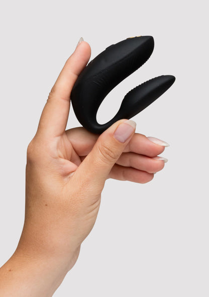 Twee zwarte vibratorhulzen vastgehouden in een hand