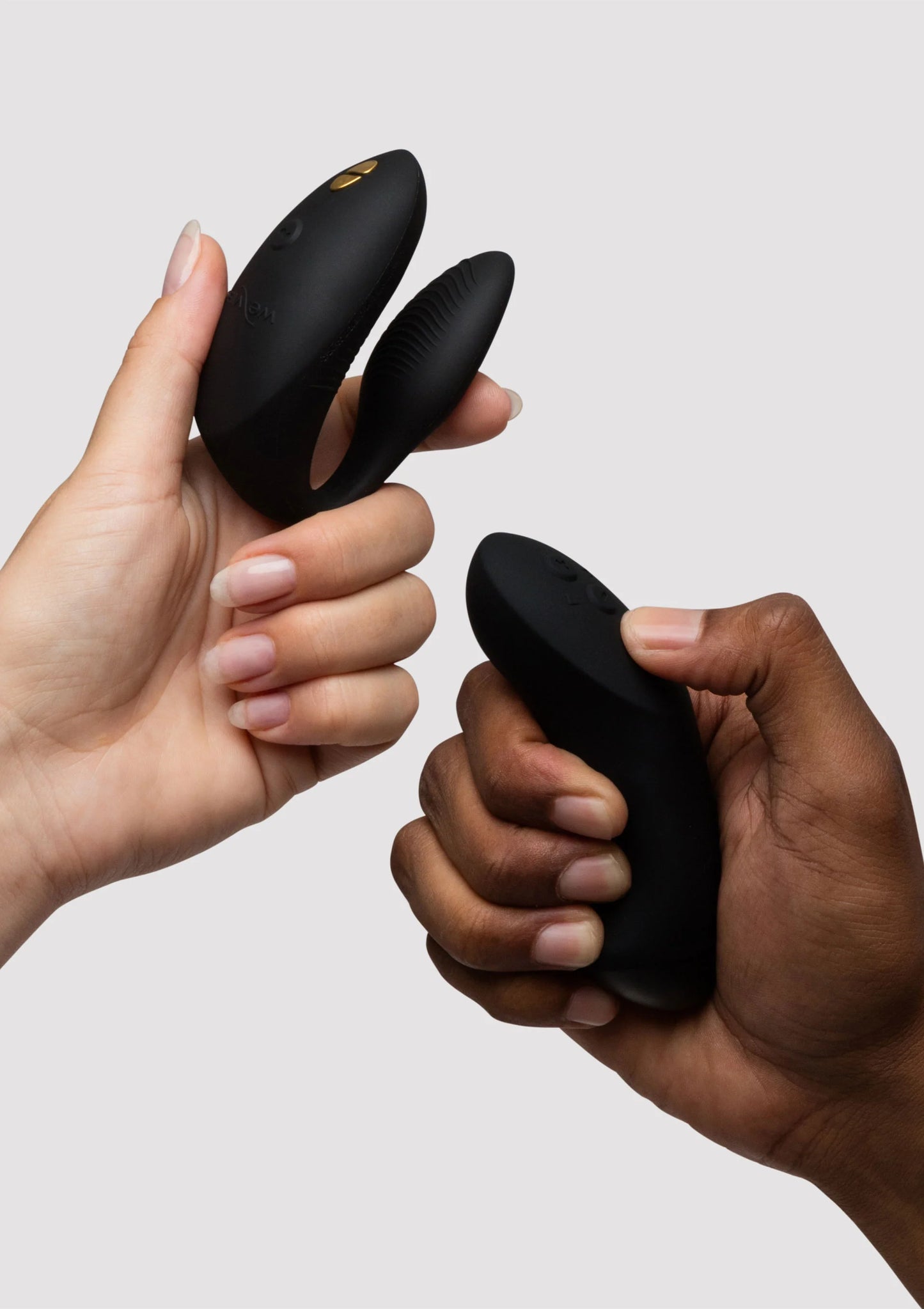 Zwarte dubbele vibratorring, ovaal en gebogen, opgetild in twee handen