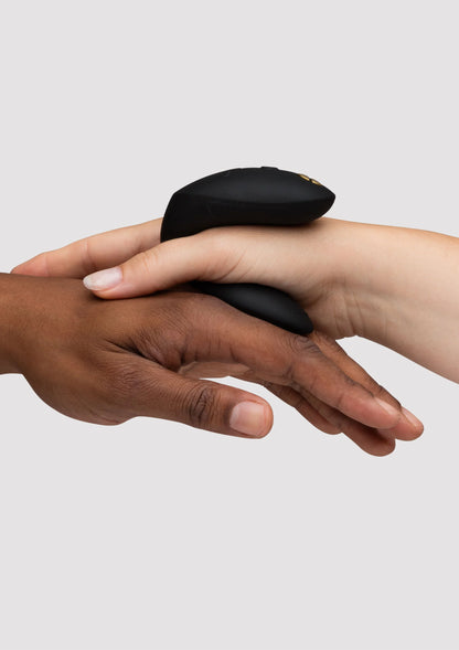 Zwarte vibratorringenset op de hand, afgeronde vorm met textuur