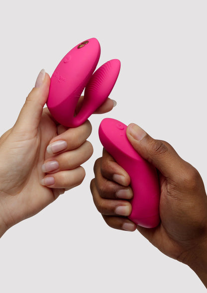 Chorus Pro van We-Vibe, twee roze koppelvibrators met gebogen vorm