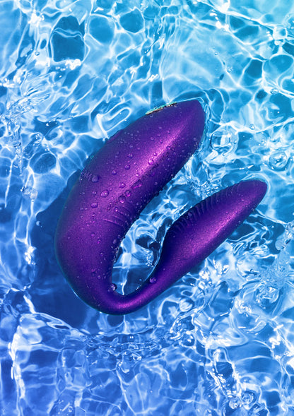 Paarse dubbele vibrator in water, twee ovale delen