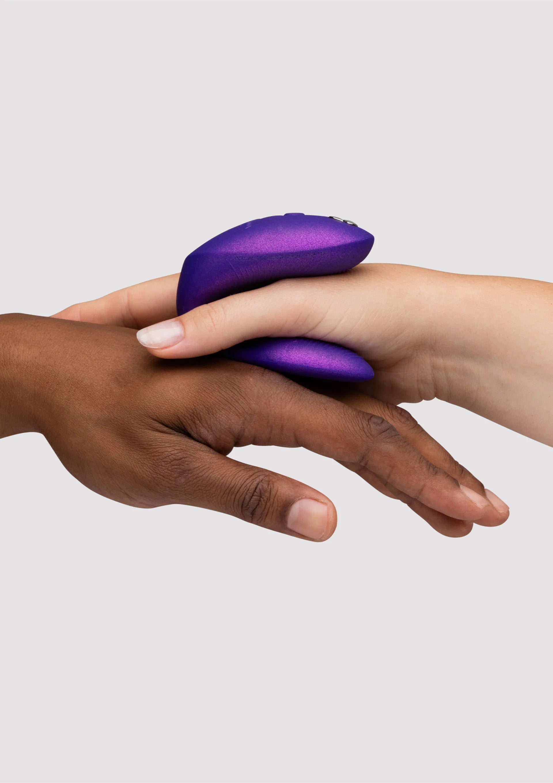 Paarse dubbele vibrator op handpalmen, afgeronde buitenkant