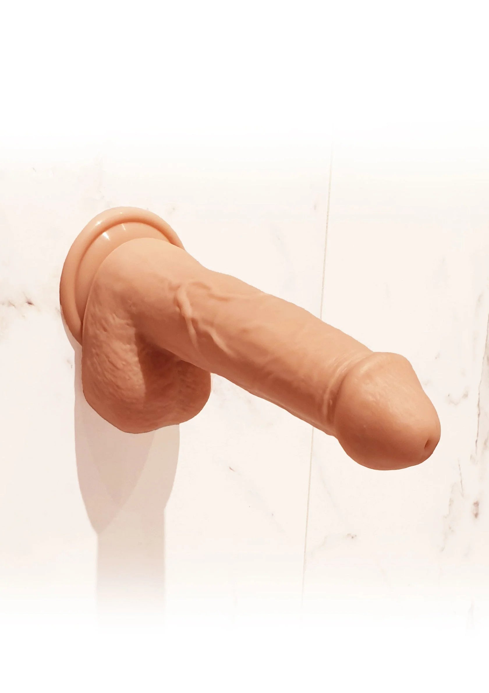 Naaktkleurige siliconen dildo met brede zuignapvoet