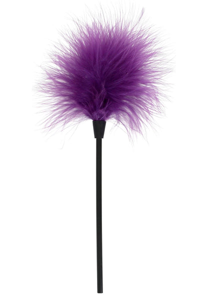 Paarse veer-tickler met pluim bovenop de zwarte steel