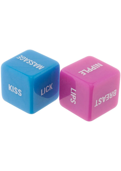 Seksdobbelstenen set: blauwe en roze dobbelstenen met zichtbare tekst KISS, LICK en NIPPLE.