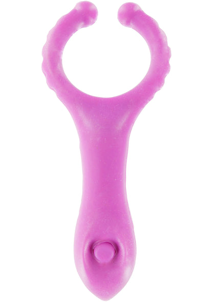Roze/paars vibrerende C-ring stimulator, zicht op knop en ronde onderzijde