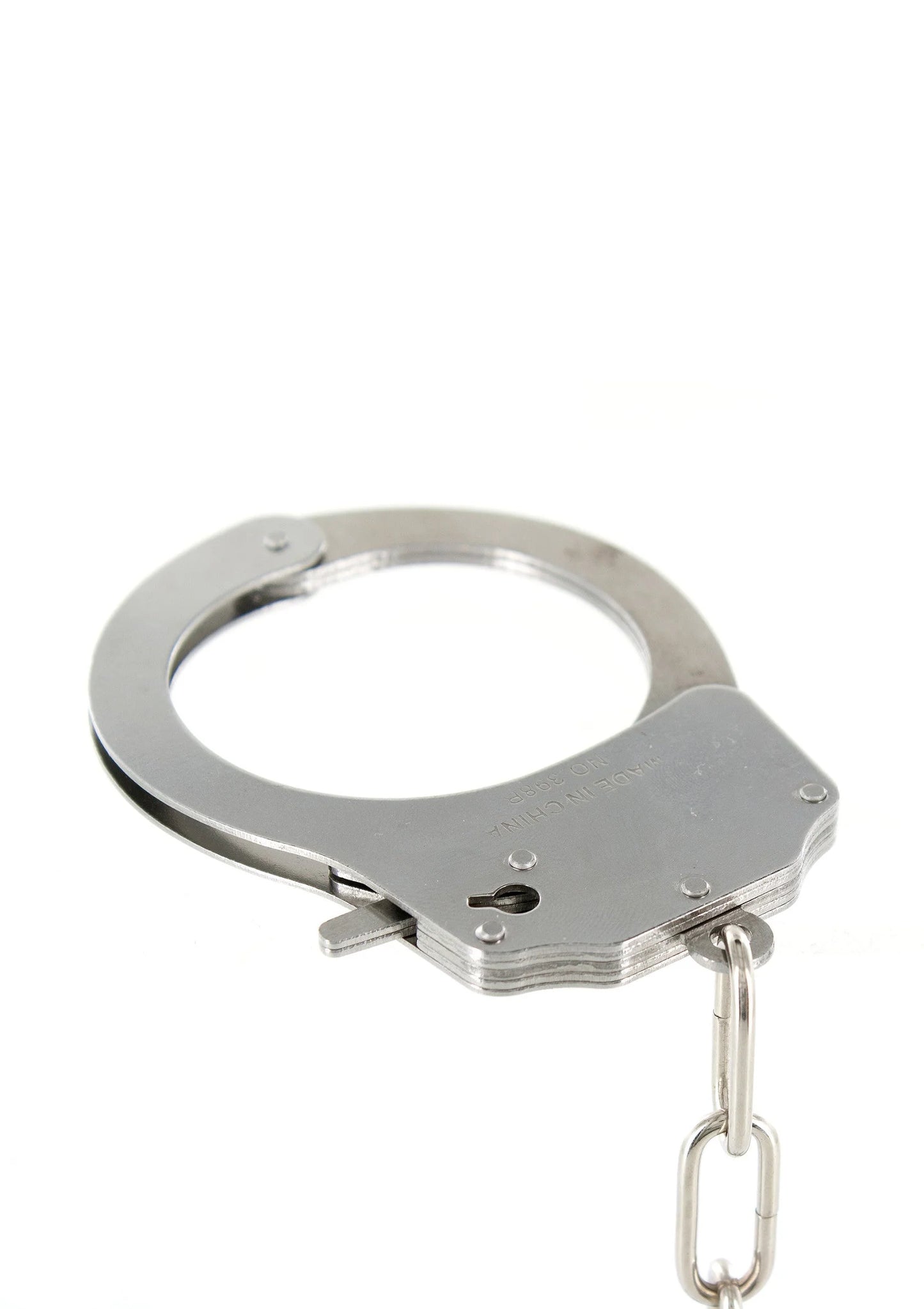 Zilverkleurige metalen handboeien met ketting, zonder bont vulling.