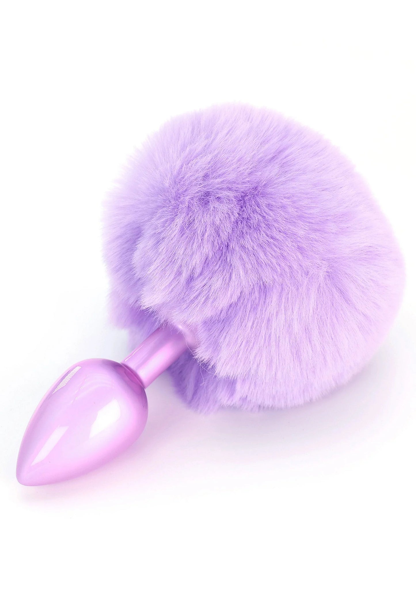 Zijaanzicht van lila buttplug met pluizige konijnenstaartvacht en glanzend inzetstuk.