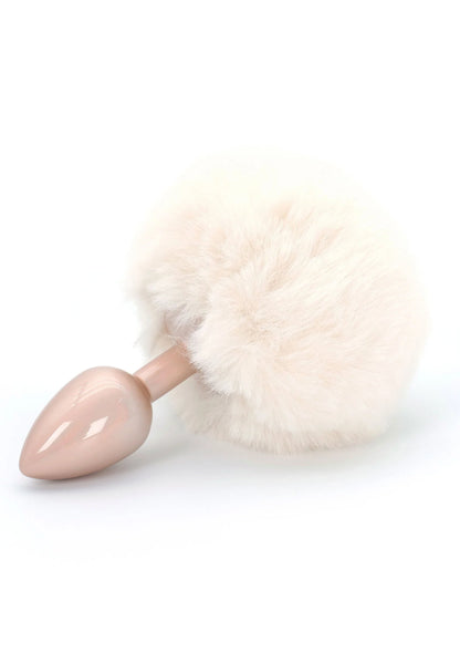 Zijaanzicht van witte buttplug met pluizige konijnenstaartvacht en room inzetstuk.