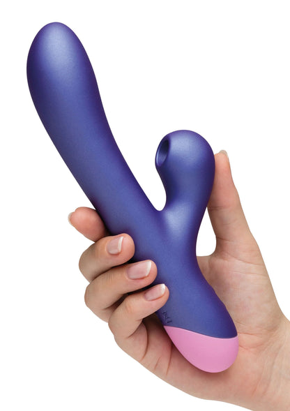 Blauwe konijnenvibrator met roze onderzijde, vastgehouden in de hand.