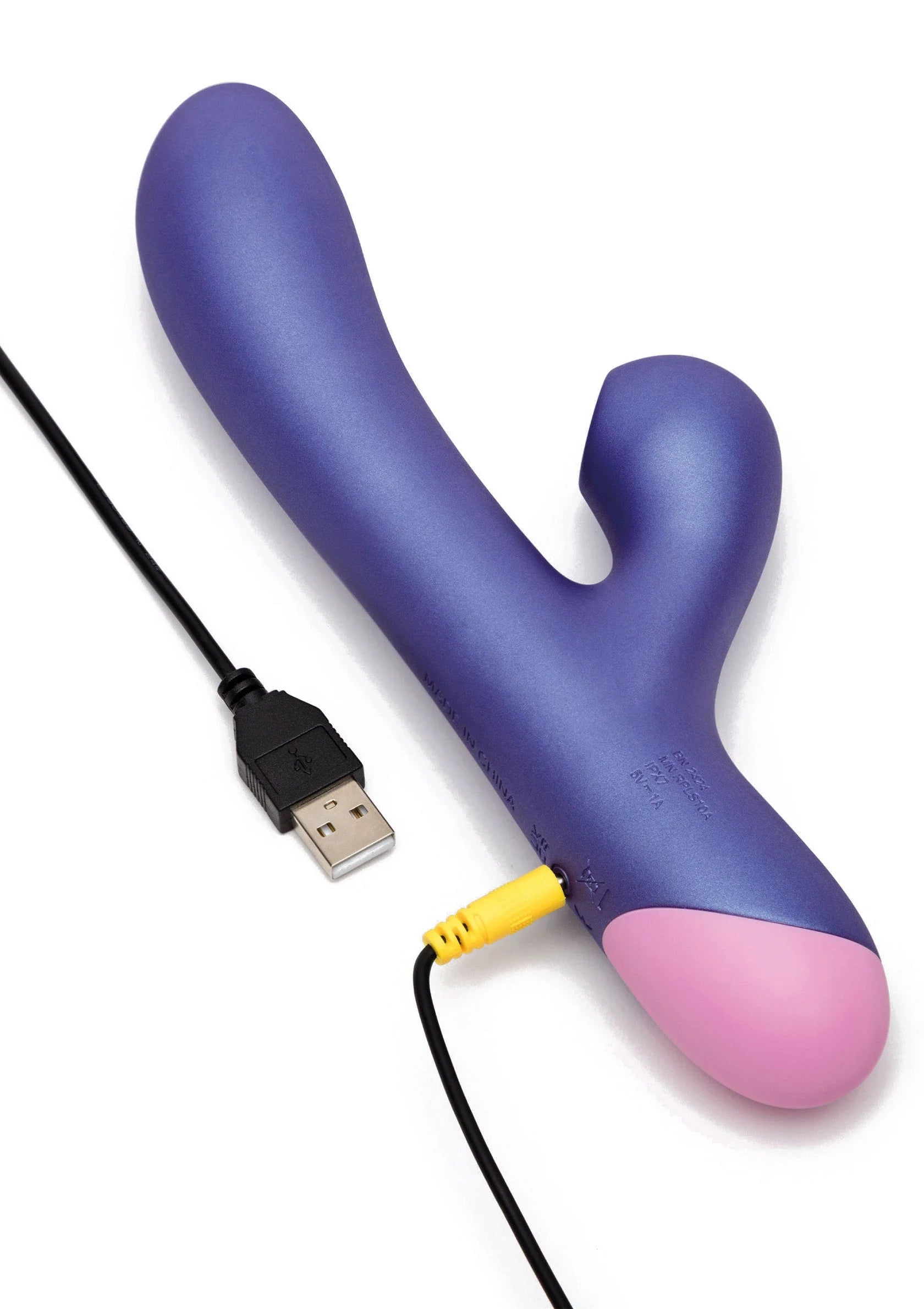 Blauwe konijnenvibrator met roze uiteinde, aangesloten met USB-kabel.