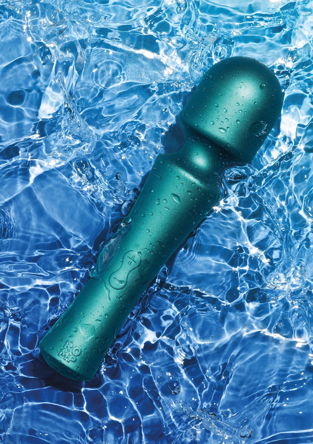 Turquoise Romp-wand met druppelachtige structuur op het metalen oppervlak