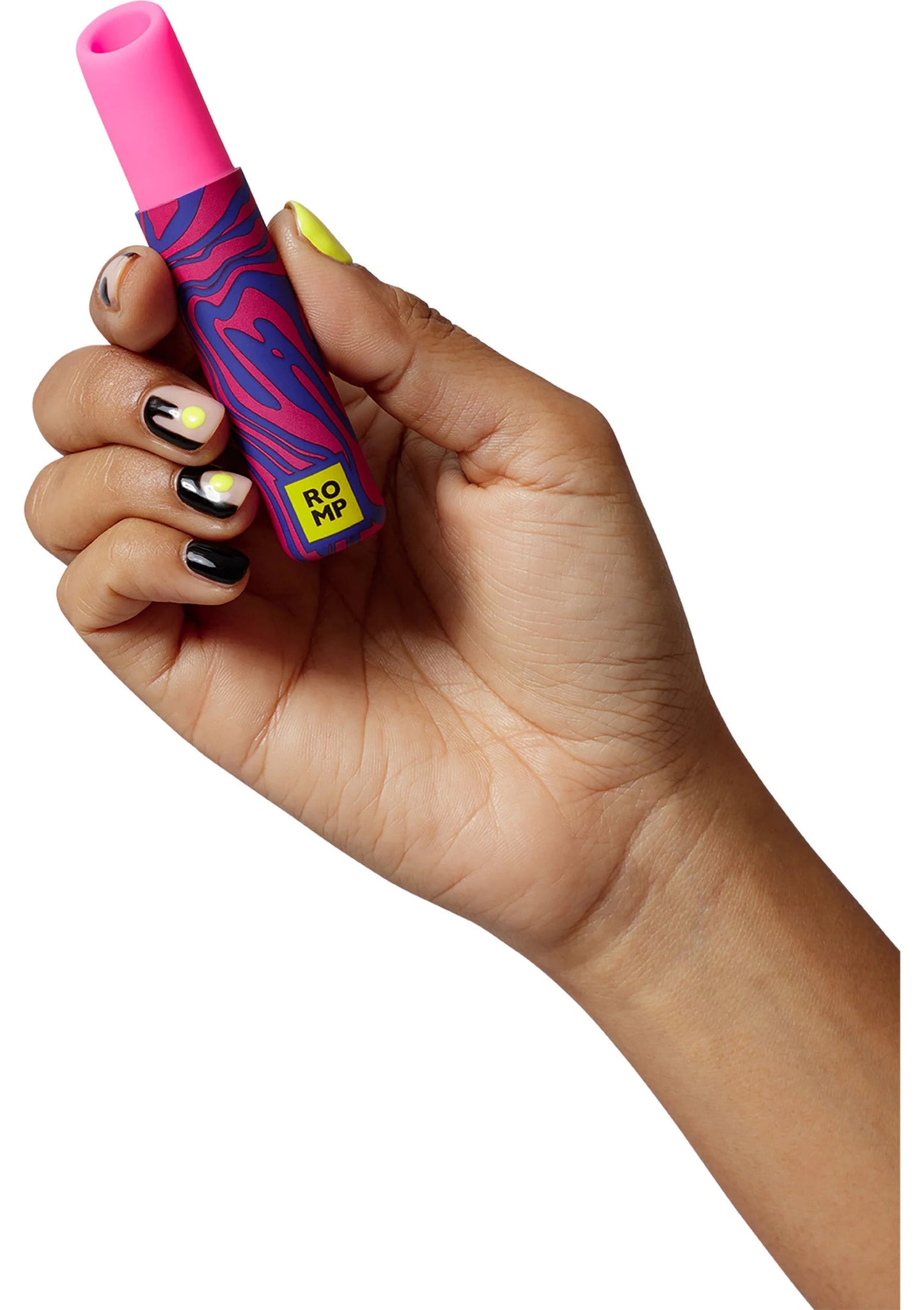 Airpressure-lipstick van Romp in roze/blauwe huls, vastgehouden in een hand