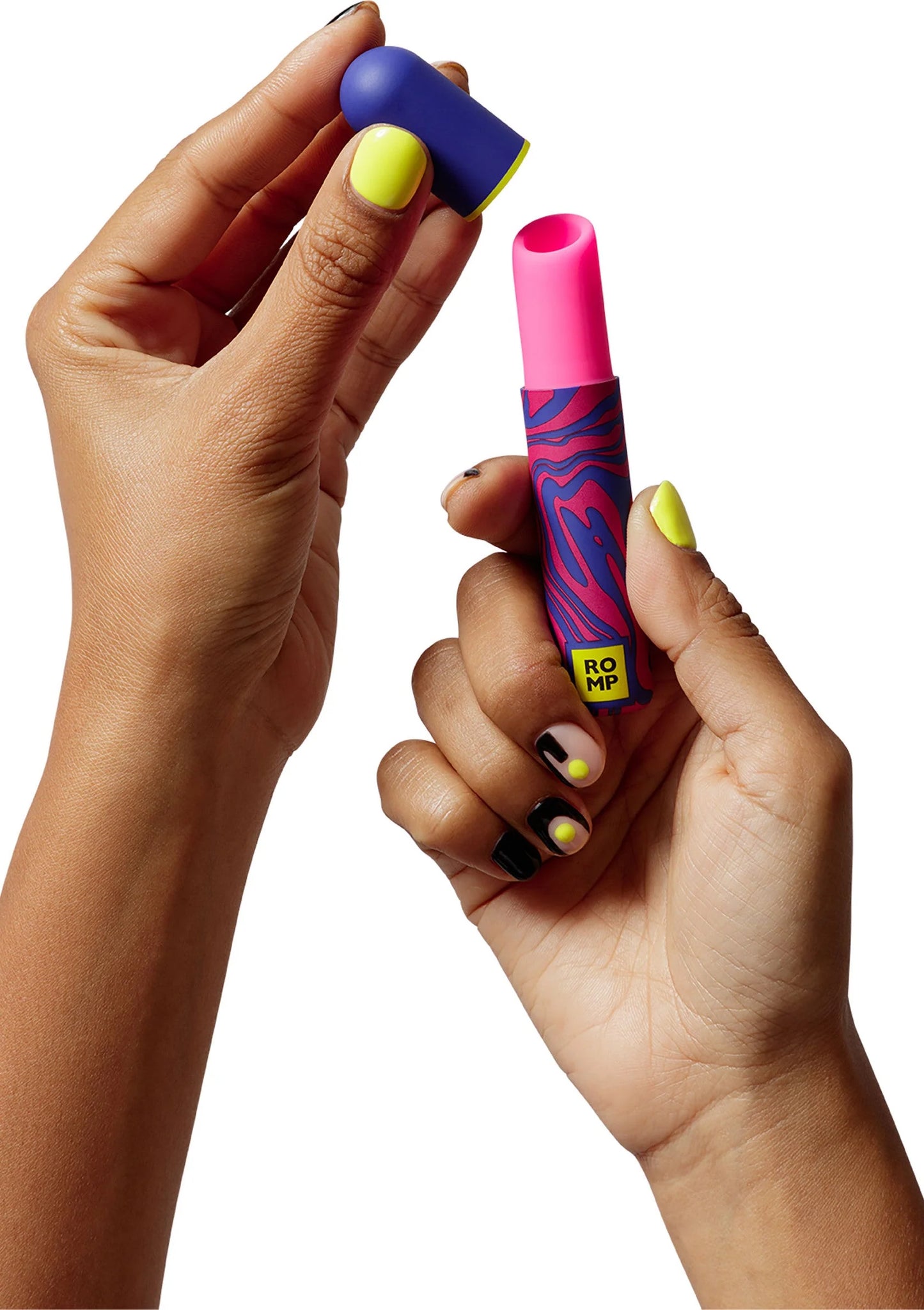Airpressure-lipstick van Romp in roze en blauw, in handen met felgekleurde nagels