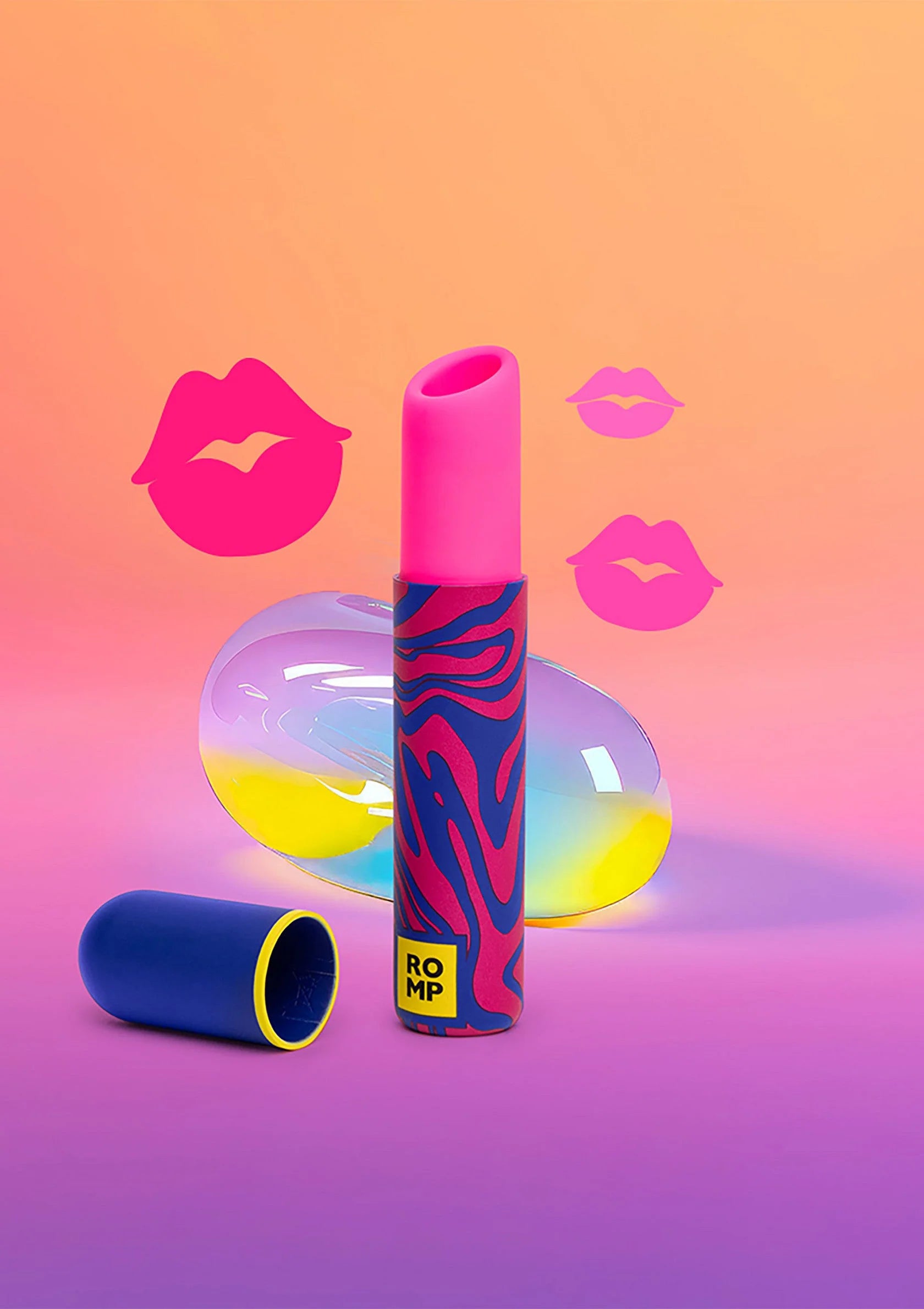 Airpressure-lipstick van Romp op gekleurde achtergrond, roze huls en donkerblauwe dop