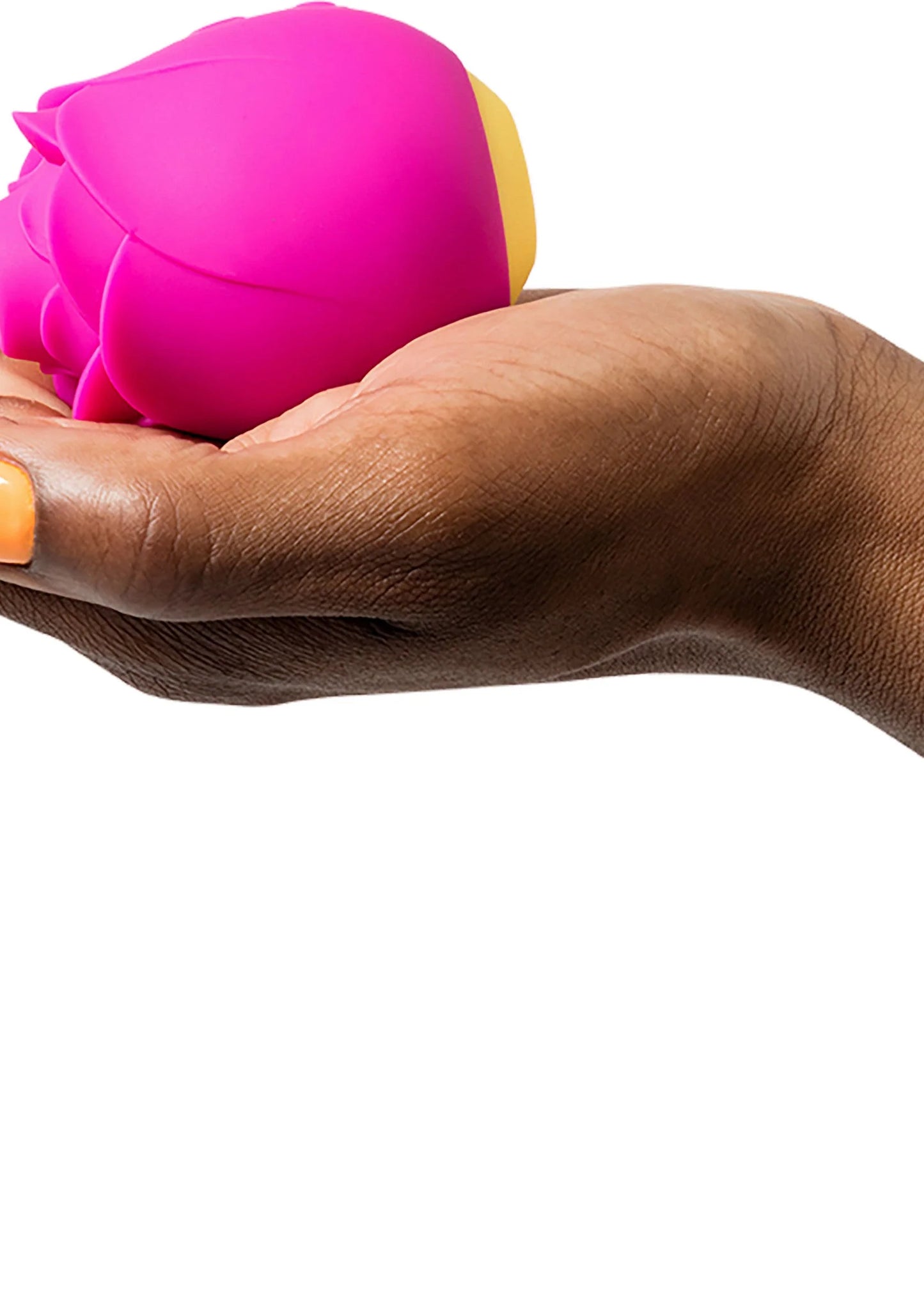 Roze lucht-druk massager in hand, afgeronde vorm en opzetrand zichtbaar