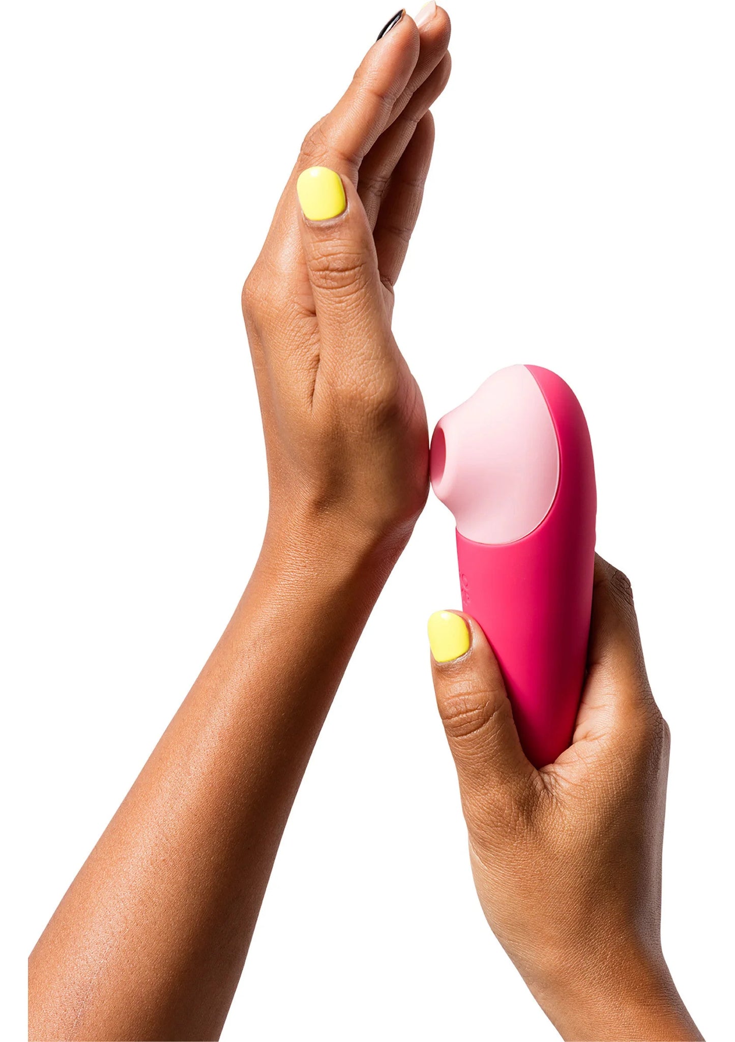 Roze bullet vibrator in handen vastgehouden, ergonomische vorm